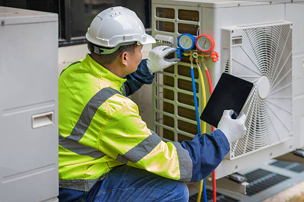 Professional Hvac technician working in Excelsior Springs, MO